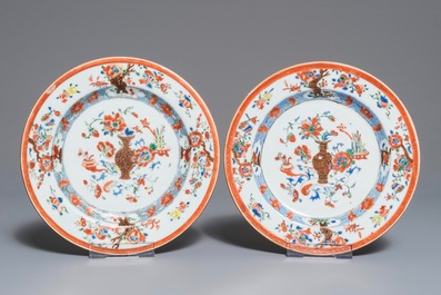 Deux paires d'assiettes en porcelaine de Chine famille rose et verte, Yongzheng/Qianlong