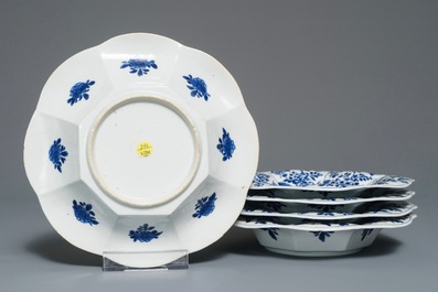 Cinq assiettes polylob&eacute;es en porcelaine de Chine bleu et blanc, Kangxi