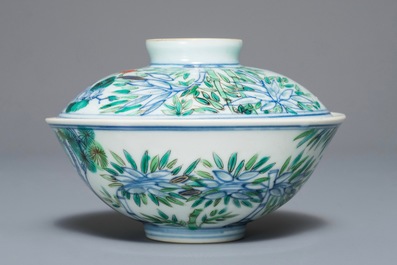 Een Chinese famille rose dekselkom met floraal decor, Qianlong merk, 19/20e eeuw