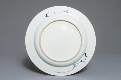 Een Chinese doucai schotel met floraal decor, Kangxi