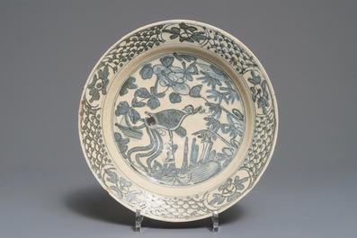 Drie Chinese blauwwitte Binh Thuan en Nanking scheepswrak borden, Ming en Qing