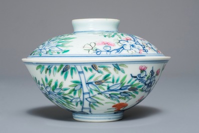 Een Chinese famille rose dekselkom met floraal decor, Qianlong merk, 19/20e eeuw