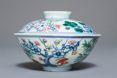 Een Chinese famille rose dekselkom met floraal decor, Qianlong merk, 19/20e eeuw