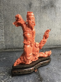 Une figure d'un sage avec enfant en corail rouge sculpt&eacute;, Chine, 19/20&egrave;me