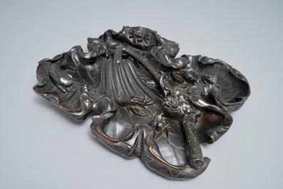 Une grande feuille de lotus orn&eacute;e d'animaux en bois sculpt&eacute;, Chine, 19&egrave;me