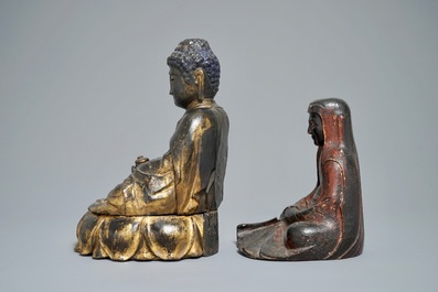 Deux figures votives en bois laqu&eacute; et dor&eacute;, le Cor&eacute;e, 19&egrave;me