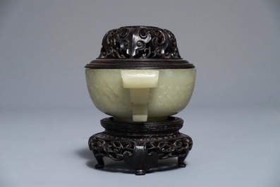 Un br&ucirc;le-parfum en jade c&eacute;ladon au couvercle et socle en bois sculpt&eacute;, Chine, 18/19&egrave;me