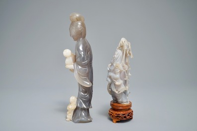 Une figure d'une femme et un vase d&eacute;coratif en agate sculpt&eacute;, Chine, 19/20&egrave;me
