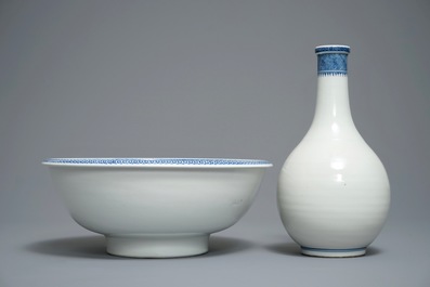 A Chinese blue and white basin with water bottle, Qianlong/Jiaqing
