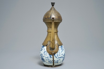 Un vase de forme bouteille en porcelaine de Chine bleu et blanc mont&eacute; pour le march&eacute; islamique, Wanli