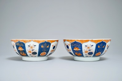 Une paire de bols en porcelaine de Chine de style Imari, Yongzheng/Qianlong
