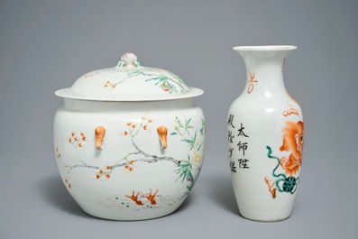 Een Chinese famille rose dekselkom en een vaasje met Boeddhistische leeuwen, 19/20e eeuw