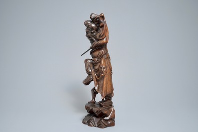 Une grande figure de Zhong Kui en bois incrust&eacute; d'argent, Chine, 19&egrave;me