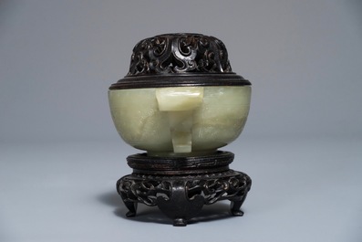 Un br&ucirc;le-parfum en jade c&eacute;ladon au couvercle et socle en bois sculpt&eacute;, Chine, 18/19&egrave;me