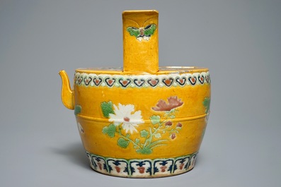 A large Chinese sancai water- or lime pot with floral design, 18/19th C.