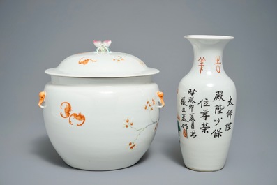 Een Chinese famille rose dekselkom en een vaasje met Boeddhistische leeuwen, 19/20e eeuw