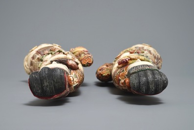 Twee Chinese polychrome ivoren figuren, 19e eeuw