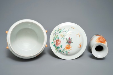 Een Chinese famille rose dekselkom en een vaasje met Boeddhistische leeuwen, 19/20e eeuw