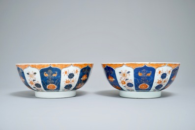 Une paire de bols en porcelaine de Chine de style Imari, Yongzheng/Qianlong