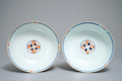 Une paire de bols en porcelaine de Chine de style Imari, Yongzheng/Qianlong