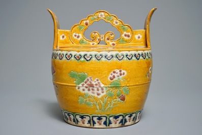 A large Chinese sancai water- or lime pot with floral design, 18/19th C.