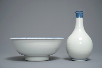 A Chinese blue and white basin with water bottle, Qianlong/Jiaqing