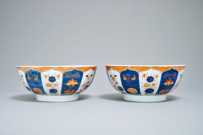 Une paire de bols en porcelaine de Chine de style Imari, Yongzheng/Qianlong