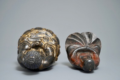 Deux figures votives en bois laqu&eacute; et dor&eacute;, le Cor&eacute;e, 19&egrave;me