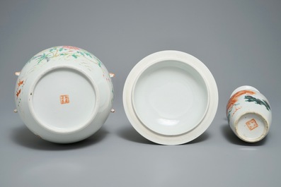 Een Chinese famille rose dekselkom en een vaasje met Boeddhistische leeuwen, 19/20e eeuw