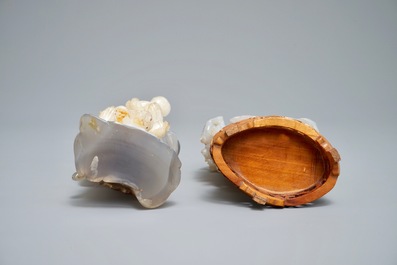 Une figure d'une femme et un vase d&eacute;coratif en agate sculpt&eacute;, Chine, 19/20&egrave;me