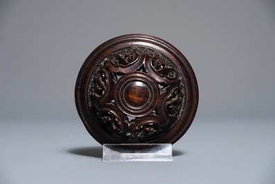 Un br&ucirc;le-parfum en jade c&eacute;ladon au couvercle et socle en bois sculpt&eacute;, Chine, 18/19&egrave;me