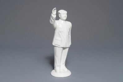 A tall Chinese figure of Mao Zedong waving, 2nd half 20th C.