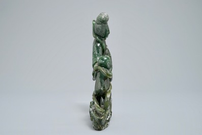 Un groupe en jade vert &eacute;pinards de Guanyin avec un enfant, 19&egrave;me