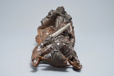 Une grande figure de Zhong Kui en bois incrust&eacute; d'argent, Chine, 19&egrave;me