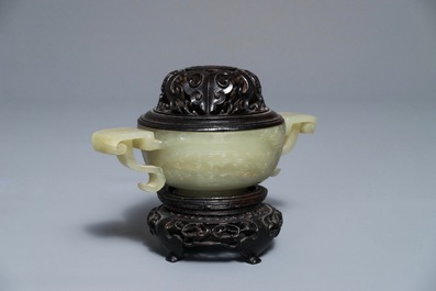 Un br&ucirc;le-parfum en jade c&eacute;ladon au couvercle et socle en bois sculpt&eacute;, Chine, 18/19&egrave;me