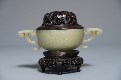 Un br&ucirc;le-parfum en jade c&eacute;ladon au couvercle et socle en bois sculpt&eacute;, Chine, 18/19&egrave;me