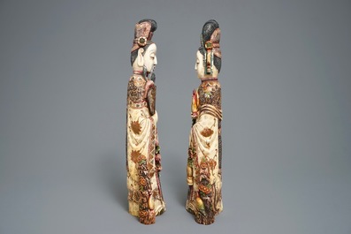 Twee Chinese polychrome ivoren figuren, 19e eeuw