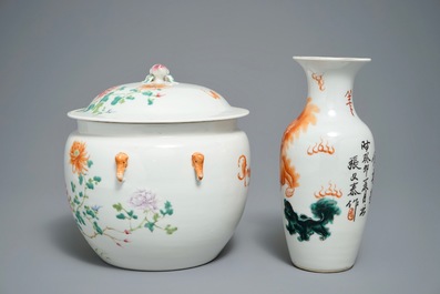 Een Chinese famille rose dekselkom en een vaasje met Boeddhistische leeuwen, 19/20e eeuw