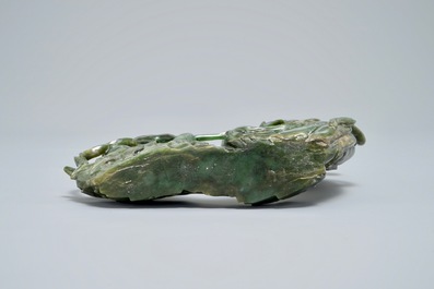 Un groupe en jade vert &eacute;pinards de Guanyin avec un enfant, 19&egrave;me