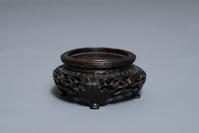 Un br&ucirc;le-parfum en jade c&eacute;ladon au couvercle et socle en bois sculpt&eacute;, Chine, 18/19&egrave;me