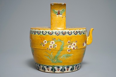 A large Chinese sancai water- or lime pot with floral design, 18/19th C.