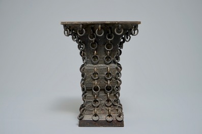 Een Chinese bronzen archa&iuml;stische fanggu vaas met ringen, Ming