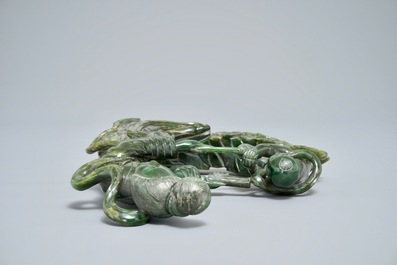 Un groupe en jade vert &eacute;pinards de Guanyin avec un enfant, 19&egrave;me