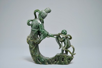 Un groupe en jade vert &eacute;pinards de Guanyin avec un enfant, 19&egrave;me