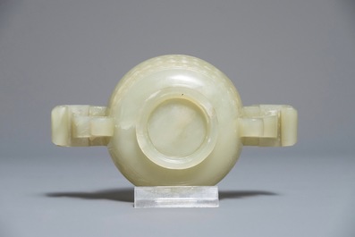Un br&ucirc;le-parfum en jade c&eacute;ladon au couvercle et socle en bois sculpt&eacute;, Chine, 18/19&egrave;me
