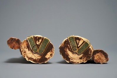 Twee Chinese polychrome ivoren figuren, 19e eeuw