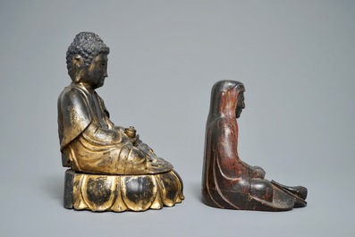 Deux figures votives en bois laqu&eacute; et dor&eacute;, le Cor&eacute;e, 19&egrave;me