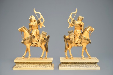 Une paire de grandes figures de guerriers sur chevaux en ivoire incrust&eacute;, Chine, 19&egrave;me