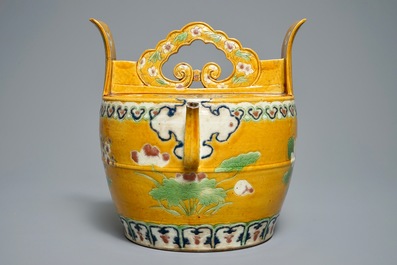 A large Chinese sancai water- or lime pot with floral design, 18/19th C.