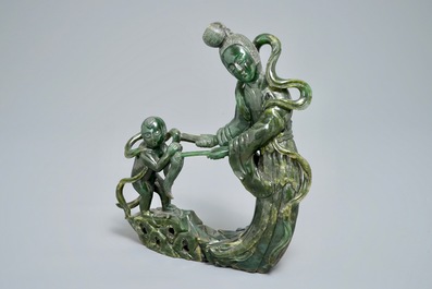 Un groupe en jade vert &eacute;pinards de Guanyin avec un enfant, 19&egrave;me